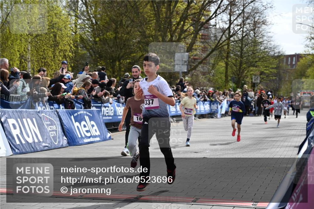 12.04.2026 - 45. Internationalen Wilhelmsburger Insellauf J. Mangold http://msf.ph/oto/9523696 12.04.2026 14:48:49 Ziel 1826, 1841, 337, 167, 1846, 683 meine-sportfotos.de