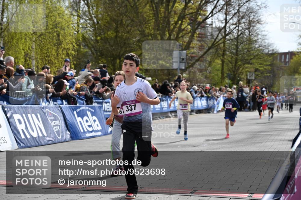 12.04.2026 - 45. Internationalen Wilhelmsburger Insellauf J. Mangold http://msf.ph/oto/9523698 12.04.2026 14:48:49 Ziel 1826, 1841, 337, 167, 1846, 683 meine-sportfotos.de