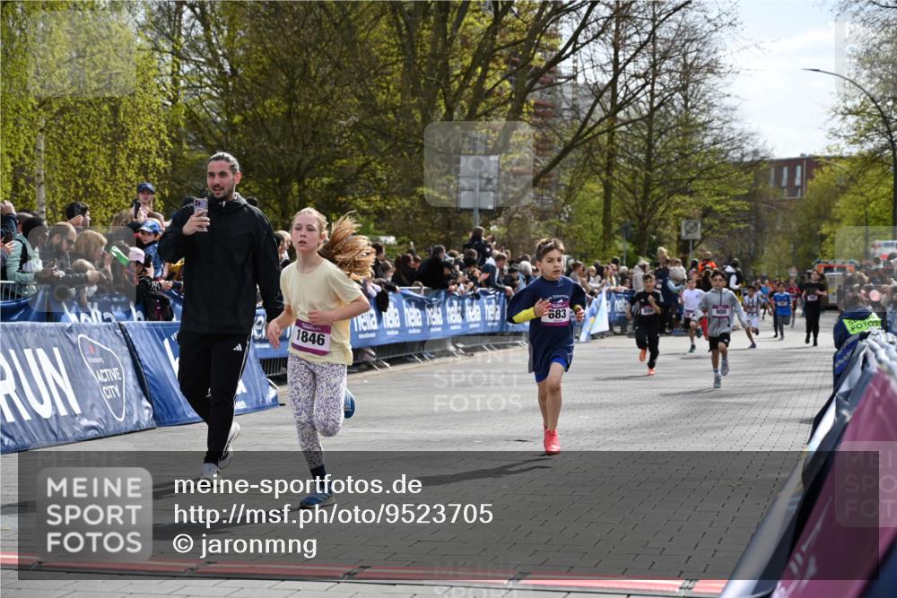 12.04.2026 - 45. Internationalen Wilhelmsburger Insellauf J. Mangold http://msf.ph/oto/9523705 12.04.2026 14:48:51 Ziel 1826, 1841, 337, 167, 1846, 683, 900, 899 meine-sportfotos.de