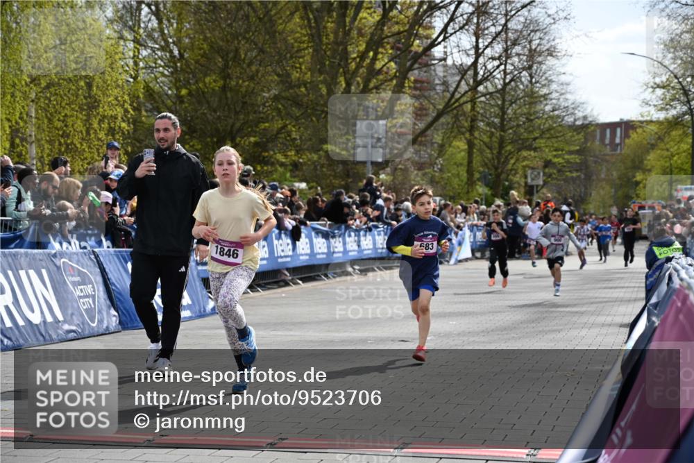 12.04.2026 - 45. Internationalen Wilhelmsburger Insellauf J. Mangold http://msf.ph/oto/9523706 12.04.2026 14:48:51 Ziel 1826, 1841, 337, 167, 1846, 683, 900, 899 meine-sportfotos.de