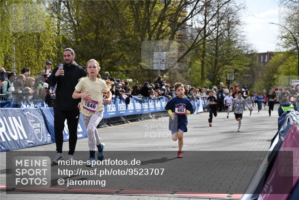 12.04.2026 - 45. Internationalen Wilhelmsburger Insellauf J. Mangold http://msf.ph/oto/9523707 12.04.2026 14:48:51 Ziel 1826, 1841, 337, 167, 1846, 683, 900, 899 meine-sportfotos.de