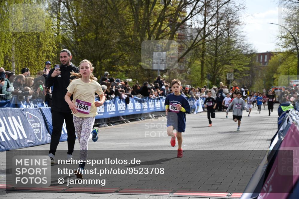 12.04.2026 - 45. Internationalen Wilhelmsburger Insellauf J. Mangold http://msf.ph/oto/9523708 12.04.2026 14:48:51 Ziel 1826, 1841, 337, 167, 1846, 683, 900, 899 meine-sportfotos.de