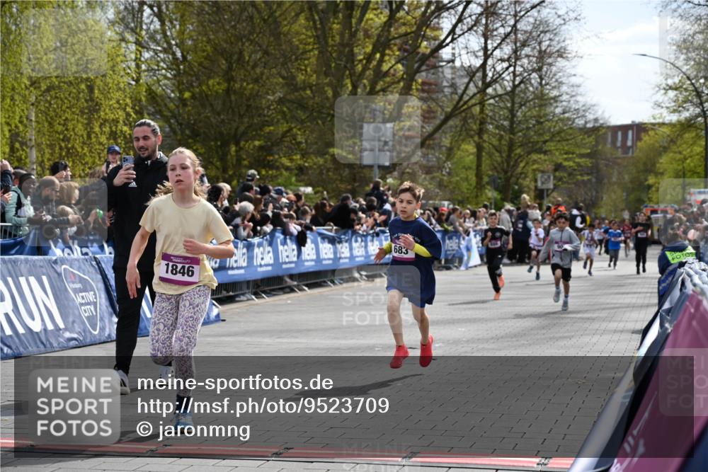 12.04.2026 - 45. Internationalen Wilhelmsburger Insellauf J. Mangold http://msf.ph/oto/9523709 12.04.2026 14:48:51 Ziel 1826, 1841, 337, 167, 1846, 683, 900, 899 meine-sportfotos.de