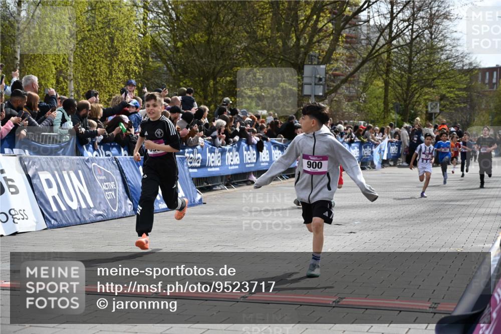 12.04.2026 - 45. Internationalen Wilhelmsburger Insellauf J. Mangold http://msf.ph/oto/9523717 12.04.2026 14:48:54 Ziel 1846, 683, 900, 899, 49, 424, 70, 381 meine-sportfotos.de