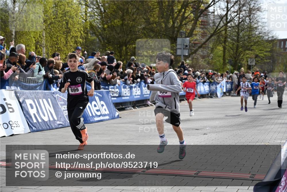 12.04.2026 - 45. Internationalen Wilhelmsburger Insellauf J. Mangold http://msf.ph/oto/9523719 12.04.2026 14:48:54 Ziel 1846, 683, 900, 899, 49, 424, 70, 381 meine-sportfotos.de