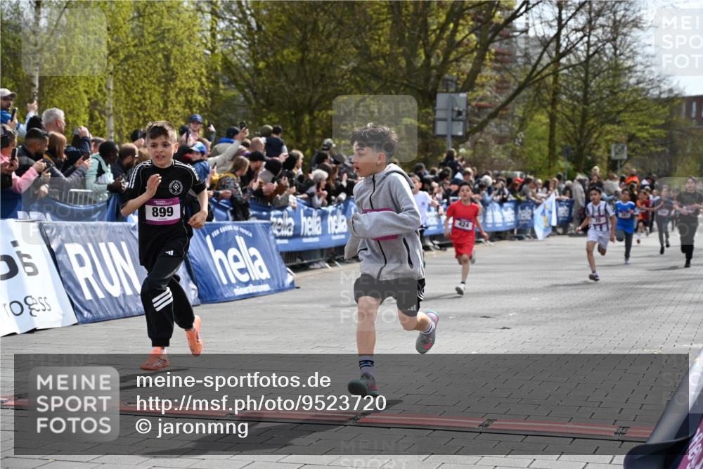 12.04.2026 - 45. Internationalen Wilhelmsburger Insellauf J. Mangold http://msf.ph/oto/9523720 12.04.2026 14:48:54 Ziel 1846, 683, 900, 899, 49, 424, 70, 381 meine-sportfotos.de