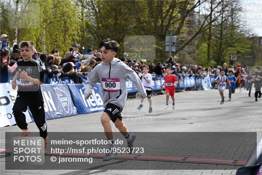 12.04.2026 - 45. Internationalen Wilhelmsburger Insellauf J. Mangold http://msf.ph/oto/9523723 12.04.2026 14:48:55 Ziel 1846, 683, 900, 899, 49, 424, 70, 381, 906 meine-sportfotos.de