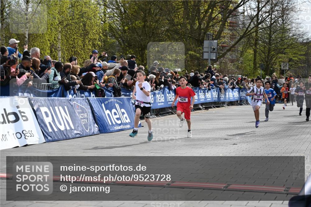 12.04.2026 - 45. Internationalen Wilhelmsburger Insellauf J. Mangold http://msf.ph/oto/9523728 12.04.2026 14:48:55 Ziel 1846, 683, 900, 899, 49, 424, 70, 381, 906 meine-sportfotos.de