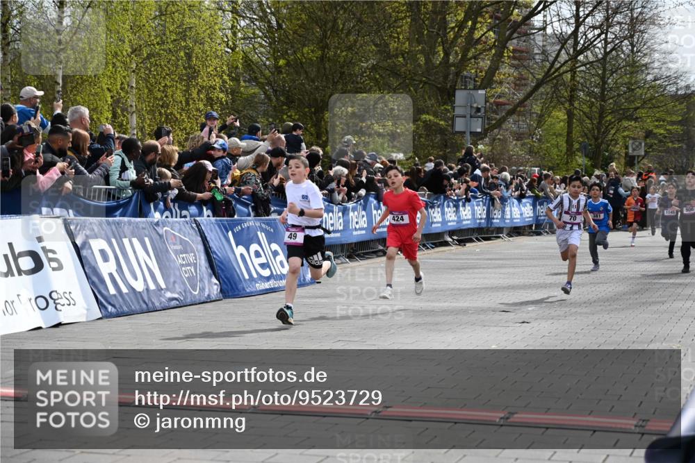 12.04.2026 - 45. Internationalen Wilhelmsburger Insellauf J. Mangold http://msf.ph/oto/9523729 12.04.2026 14:48:55 Ziel 1846, 683, 900, 899, 49, 424, 70, 381, 906 meine-sportfotos.de