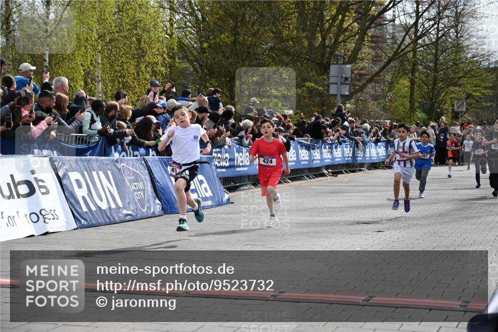 12.04.2026 - 45. Internationalen Wilhelmsburger Insellauf J. Mangold http://msf.ph/oto/9523732 12.04.2026 14:48:56 Ziel 683, 900, 899, 49, 424, 70, 381, 906, 1045 meine-sportfotos.de