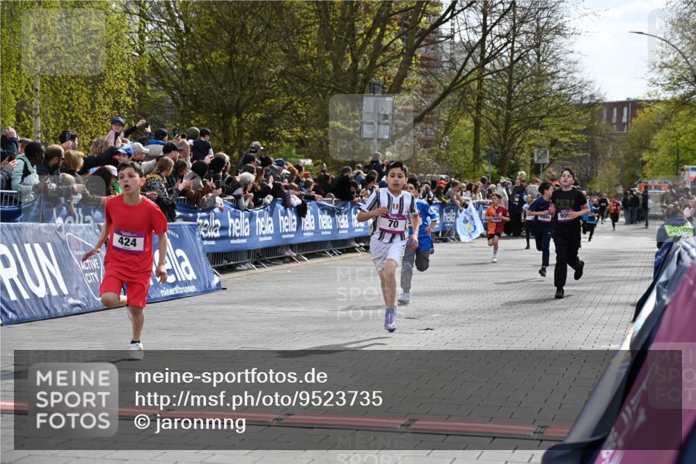 12.04.2026 - 45. Internationalen Wilhelmsburger Insellauf J. Mangold http://msf.ph/oto/9523735 12.04.2026 14:48:56 Ziel 683, 900, 899, 49, 424, 70, 381, 906, 1045 meine-sportfotos.de