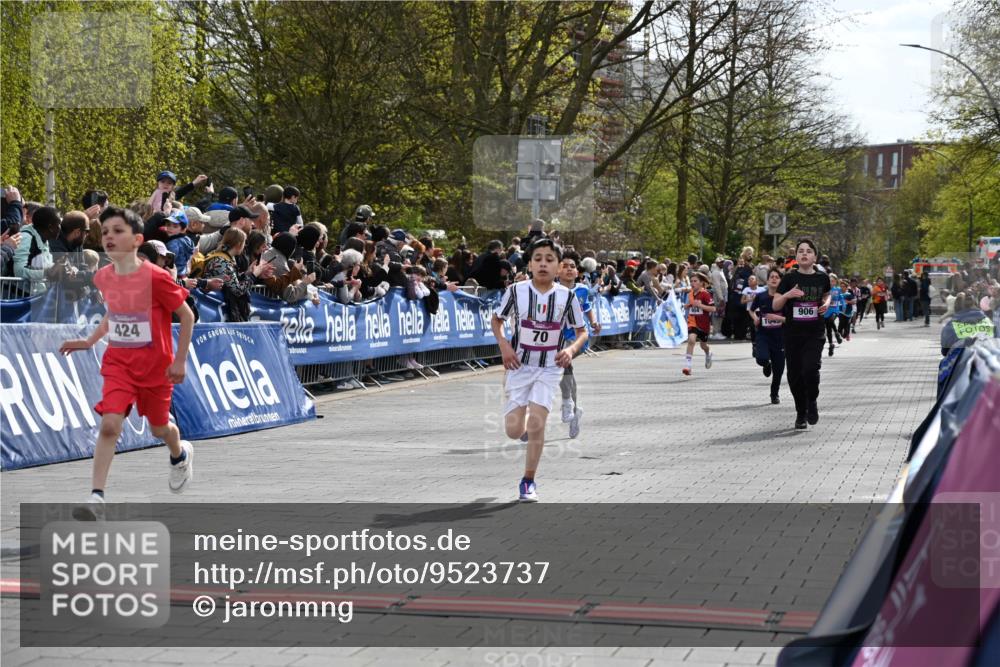 12.04.2026 - 45. Internationalen Wilhelmsburger Insellauf J. Mangold http://msf.ph/oto/9523737 12.04.2026 14:48:57 Ziel 900, 899, 49, 424, 70, 381, 906, 1045, 36, 904 meine-sportfotos.de