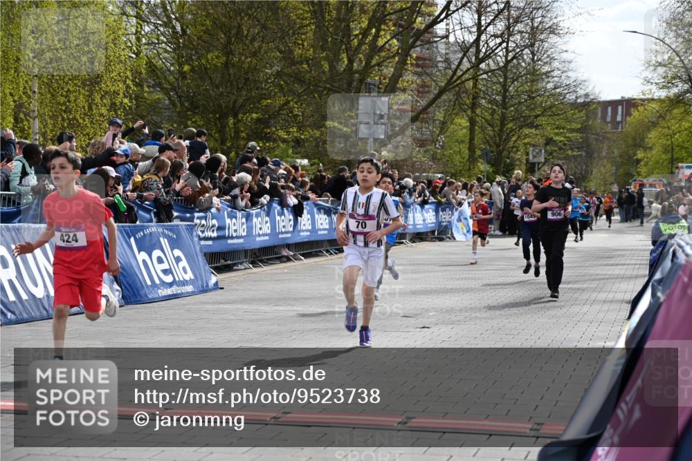 12.04.2026 - 45. Internationalen Wilhelmsburger Insellauf J. Mangold http://msf.ph/oto/9523738 12.04.2026 14:48:57 Ziel 900, 899, 49, 424, 70, 381, 906, 1045, 36, 904 meine-sportfotos.de