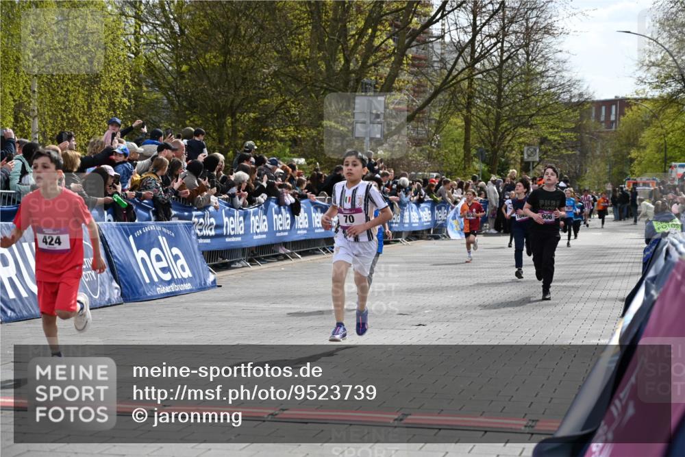 12.04.2026 - 45. Internationalen Wilhelmsburger Insellauf J. Mangold http://msf.ph/oto/9523739 12.04.2026 14:48:57 Ziel 900, 899, 49, 424, 70, 381, 906, 1045, 36, 904 meine-sportfotos.de