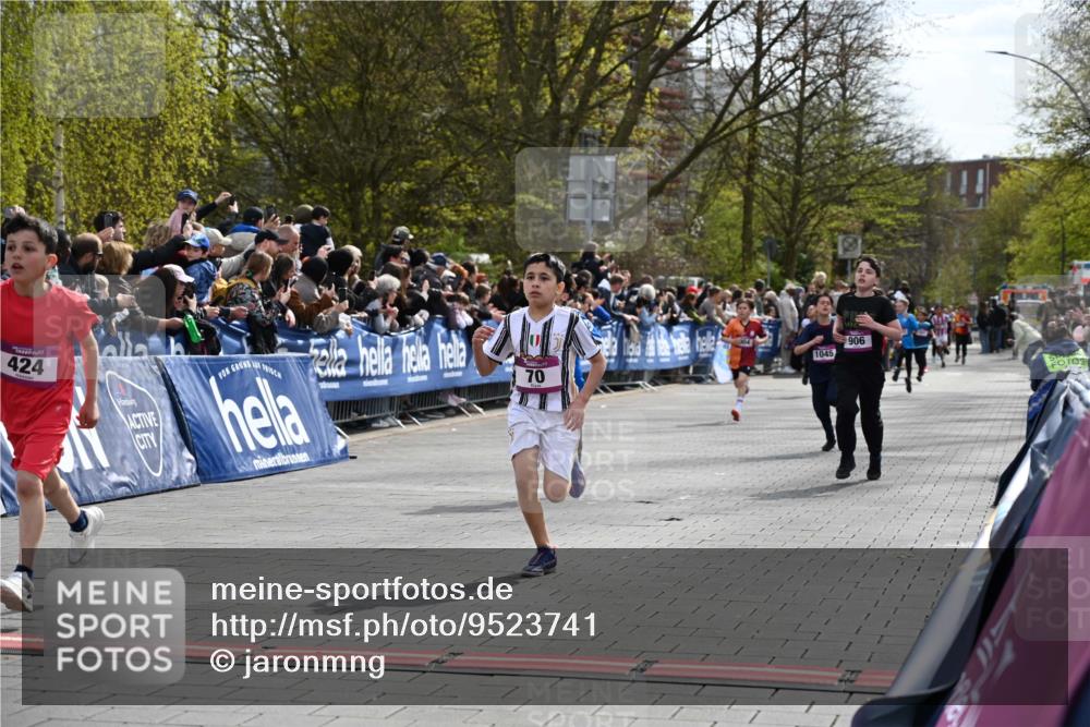 12.04.2026 - 45. Internationalen Wilhelmsburger Insellauf J. Mangold http://msf.ph/oto/9523741 12.04.2026 14:48:57 Ziel 900, 899, 49, 424, 70, 381, 906, 1045, 36, 904 meine-sportfotos.de