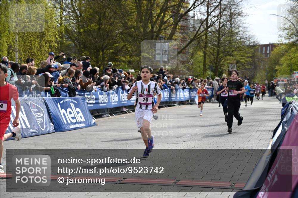 12.04.2026 - 45. Internationalen Wilhelmsburger Insellauf J. Mangold http://msf.ph/oto/9523742 12.04.2026 14:48:57 Ziel 900, 899, 49, 424, 70, 381, 906, 1045, 36, 904 meine-sportfotos.de