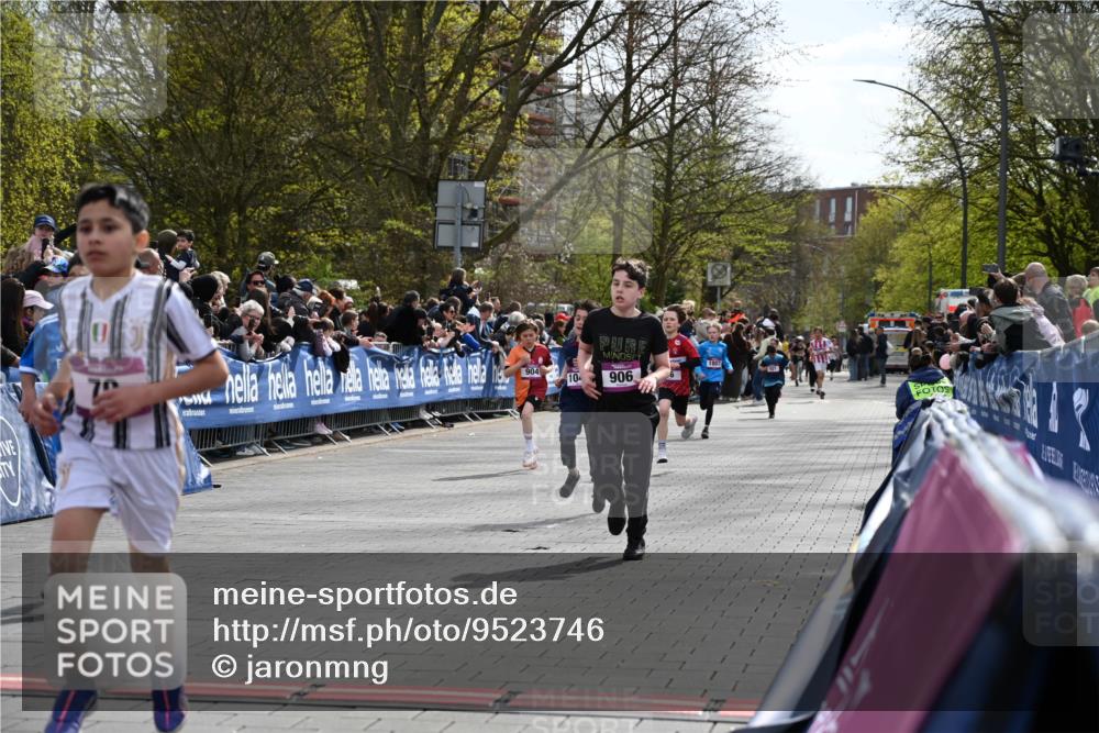 12.04.2026 - 45. Internationalen Wilhelmsburger Insellauf J. Mangold http://msf.ph/oto/9523746 12.04.2026 14:48:58 Ziel 900, 899, 49, 424, 70, 381, 906, 1045, 36, 904, 1807 meine-sportfotos.de