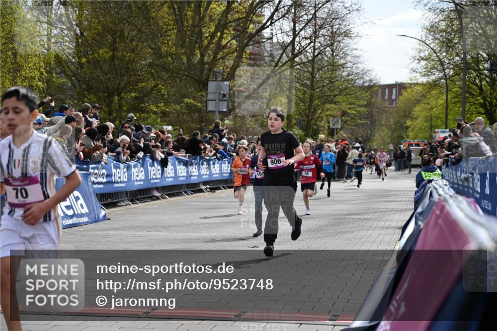 12.04.2026 - 45. Internationalen Wilhelmsburger Insellauf J. Mangold http://msf.ph/oto/9523748 12.04.2026 14:48:58 Ziel 900, 899, 49, 424, 70, 381, 906, 1045, 36, 904, 1807 meine-sportfotos.de