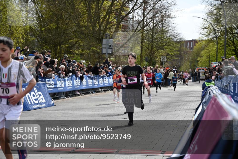 12.04.2026 - 45. Internationalen Wilhelmsburger Insellauf J. Mangold http://msf.ph/oto/9523749 12.04.2026 14:48:58 Ziel 900, 899, 49, 424, 70, 381, 906, 1045, 36, 904, 1807 meine-sportfotos.de