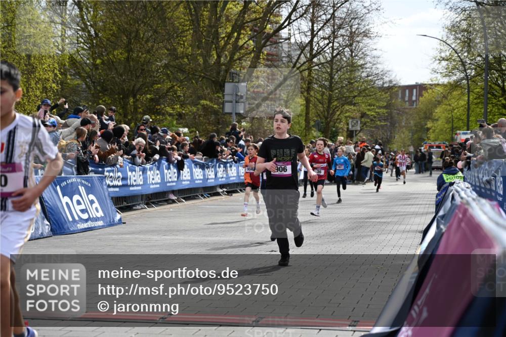 12.04.2026 - 45. Internationalen Wilhelmsburger Insellauf J. Mangold http://msf.ph/oto/9523750 12.04.2026 14:48:58 Ziel 900, 899, 49, 424, 70, 381, 906, 1045, 36, 904, 1807 meine-sportfotos.de