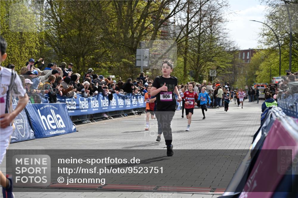 12.04.2026 - 45. Internationalen Wilhelmsburger Insellauf J. Mangold http://msf.ph/oto/9523751 12.04.2026 14:48:58 Ziel 900, 899, 49, 424, 70, 381, 906, 1045, 36, 904, 1807 meine-sportfotos.de