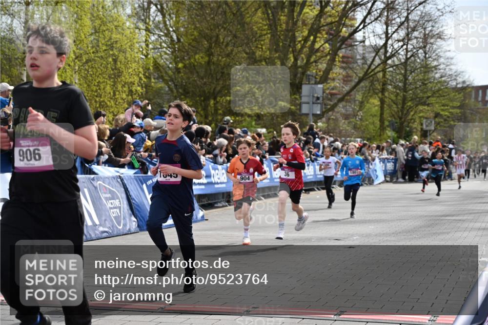 12.04.2026 - 45. Internationalen Wilhelmsburger Insellauf J. Mangold http://msf.ph/oto/9523764 12.04.2026 14:49:00 Ziel 49, 424, 70, 381, 906, 1045, 36, 904, 1807 meine-sportfotos.de