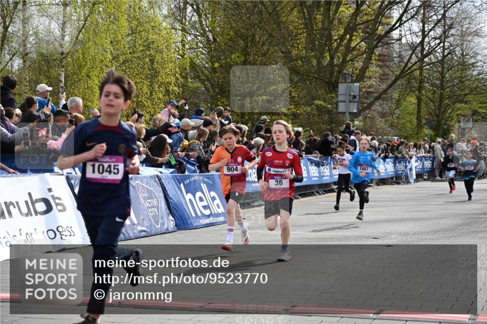 12.04.2026 - 45. Internationalen Wilhelmsburger Insellauf J. Mangold http://msf.ph/oto/9523770 12.04.2026 14:49:01 Ziel 424, 70, 381, 906, 1045, 36, 904, 1807, 386, 421 meine-sportfotos.de