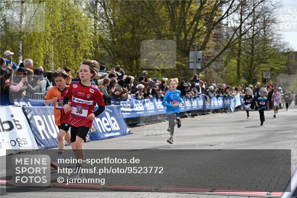 12.04.2026 - 45. Internationalen Wilhelmsburger Insellauf J. Mangold http://msf.ph/oto/9523772 12.04.2026 14:49:01 Ziel 424, 70, 381, 906, 1045, 36, 904, 1807, 386, 421 meine-sportfotos.de