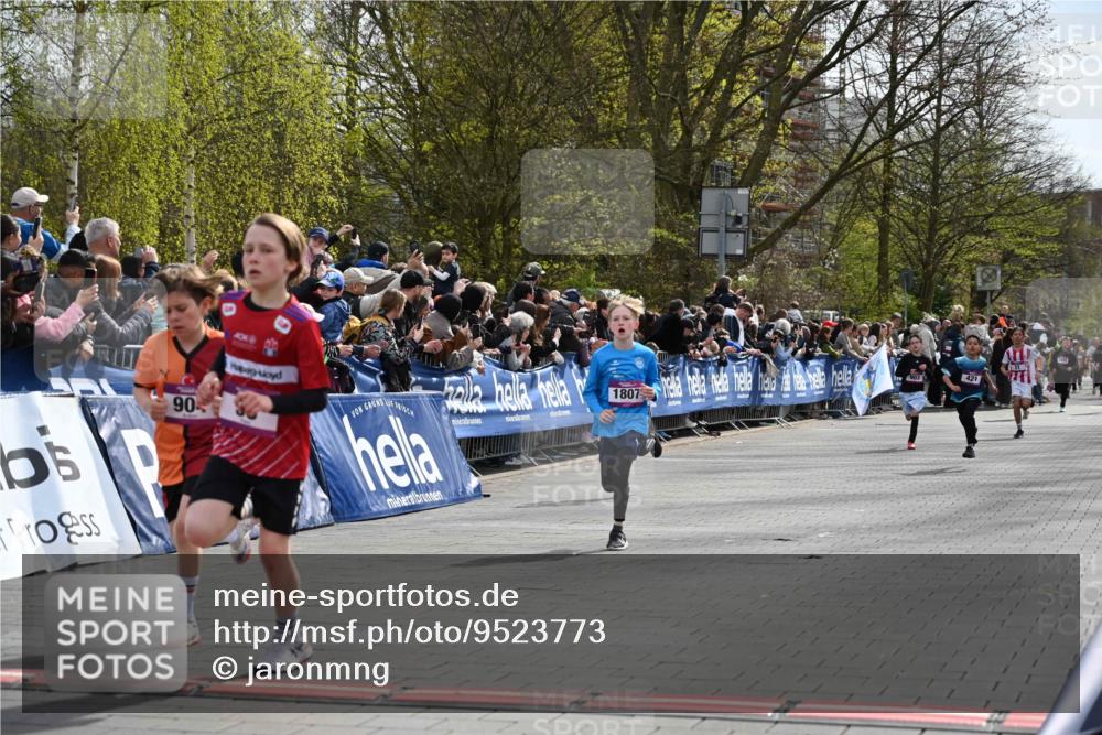 12.04.2026 - 45. Internationalen Wilhelmsburger Insellauf J. Mangold http://msf.ph/oto/9523773 12.04.2026 14:49:01 Ziel 424, 70, 381, 906, 1045, 36, 904, 1807, 386, 421 meine-sportfotos.de