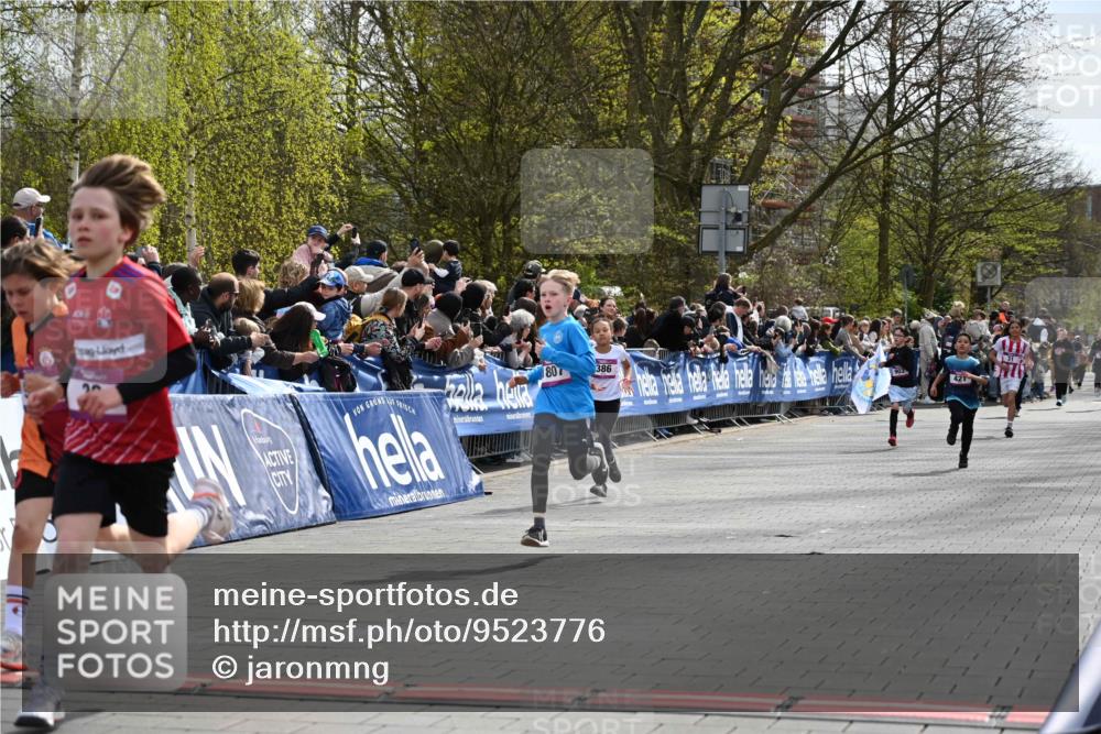 12.04.2026 - 45. Internationalen Wilhelmsburger Insellauf J. Mangold http://msf.ph/oto/9523776 12.04.2026 14:49:02 Ziel 381, 906, 1045, 36, 904, 1807, 386, 421, 903 meine-sportfotos.de