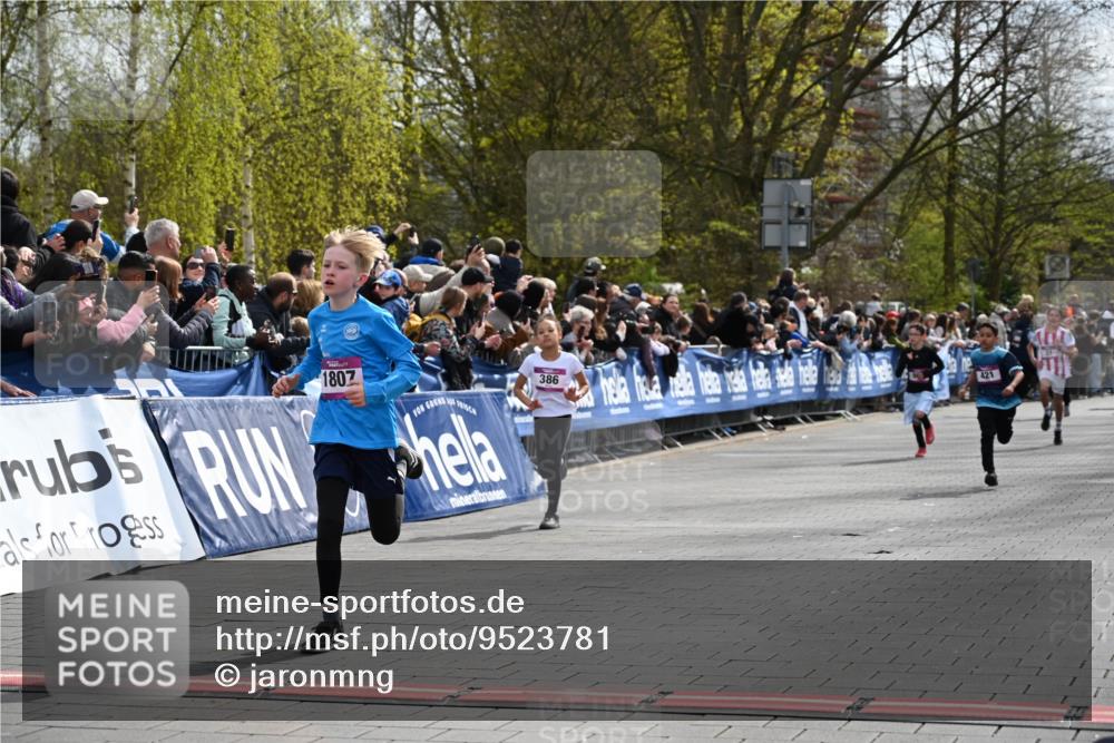 12.04.2026 - 45. Internationalen Wilhelmsburger Insellauf J. Mangold http://msf.ph/oto/9523781 12.04.2026 14:49:02 Ziel 381, 906, 1045, 36, 904, 1807, 386, 421, 903 meine-sportfotos.de