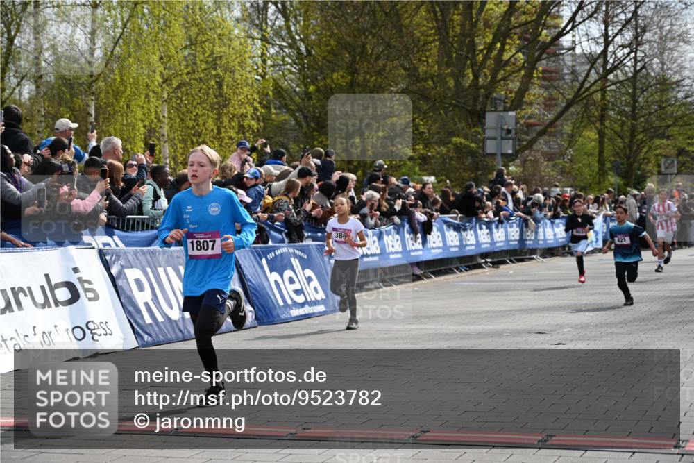 12.04.2026 - 45. Internationalen Wilhelmsburger Insellauf J. Mangold http://msf.ph/oto/9523782 12.04.2026 14:49:02 Ziel 381, 906, 1045, 36, 904, 1807, 386, 421, 903 meine-sportfotos.de