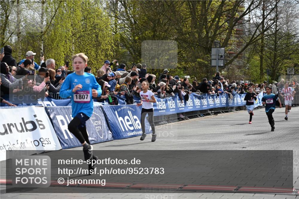 12.04.2026 - 45. Internationalen Wilhelmsburger Insellauf J. Mangold http://msf.ph/oto/9523783 12.04.2026 14:49:02 Ziel 381, 906, 1045, 36, 904, 1807, 386, 421, 903 meine-sportfotos.de
