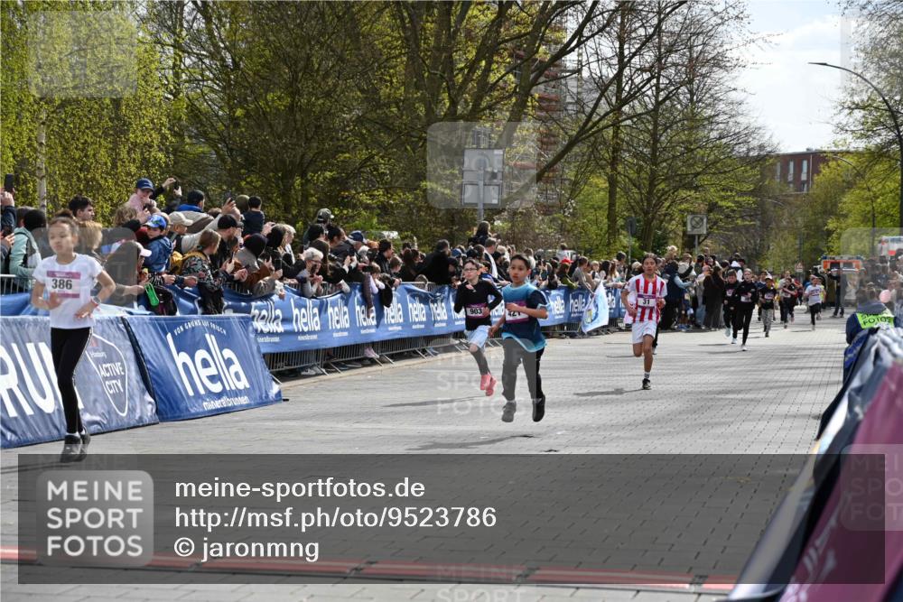 12.04.2026 - 45. Internationalen Wilhelmsburger Insellauf J. Mangold http://msf.ph/oto/9523786 12.04.2026 14:49:04 Ziel 1045, 36, 904, 1807, 386, 421, 903, 31, 373 meine-sportfotos.de