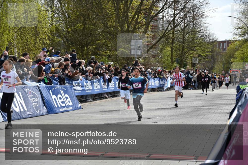 12.04.2026 - 45. Internationalen Wilhelmsburger Insellauf J. Mangold http://msf.ph/oto/9523789 12.04.2026 14:49:04 Ziel 1045, 36, 904, 1807, 386, 421, 903, 31, 373 meine-sportfotos.de
