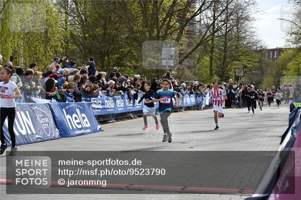 12.04.2026 - 45. Internationalen Wilhelmsburger Insellauf J. Mangold http://msf.ph/oto/9523790 12.04.2026 14:49:04 Ziel 1045, 36, 904, 1807, 386, 421, 903, 31, 373 meine-sportfotos.de