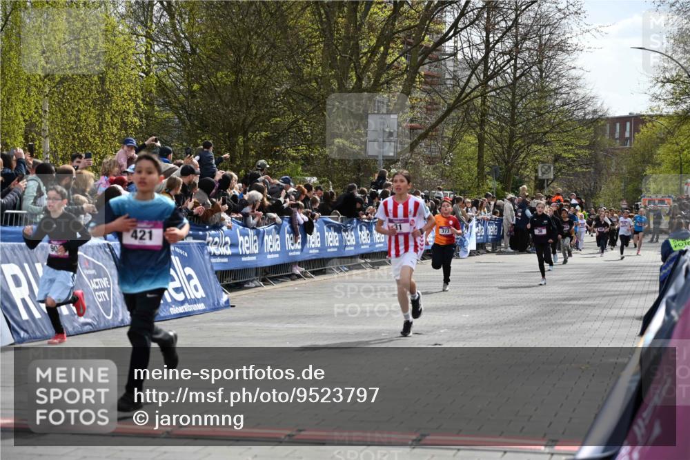 12.04.2026 - 45. Internationalen Wilhelmsburger Insellauf J. Mangold http://msf.ph/oto/9523797 12.04.2026 14:49:05 Ziel 36, 904, 1807, 386, 421, 903, 31, 373, 38 meine-sportfotos.de