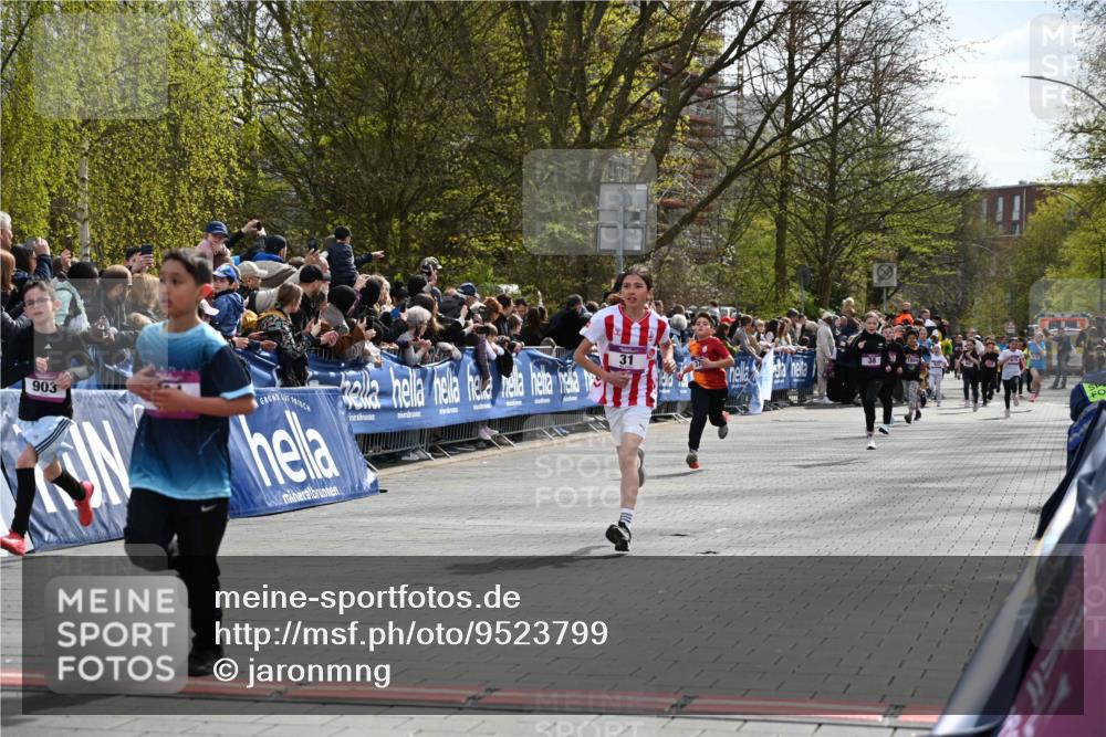 12.04.2026 - 45. Internationalen Wilhelmsburger Insellauf J. Mangold http://msf.ph/oto/9523799 12.04.2026 14:49:05 Ziel 36, 904, 1807, 386, 421, 903, 31, 373, 38 meine-sportfotos.de