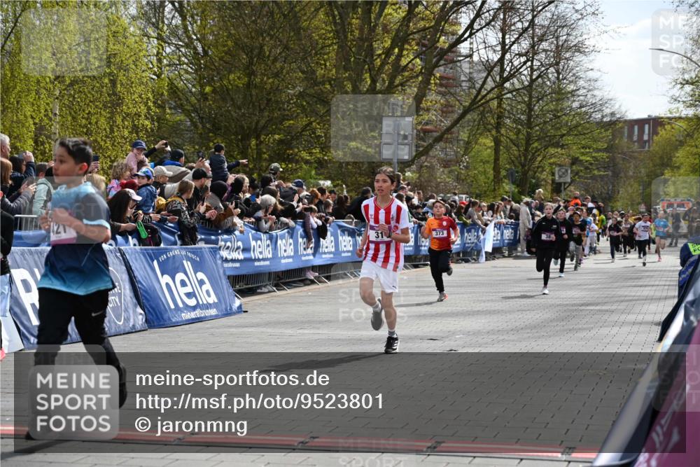 12.04.2026 - 45. Internationalen Wilhelmsburger Insellauf J. Mangold http://msf.ph/oto/9523801 12.04.2026 14:49:06 Ziel 1807, 386, 421, 903, 31, 373, 38 meine-sportfotos.de