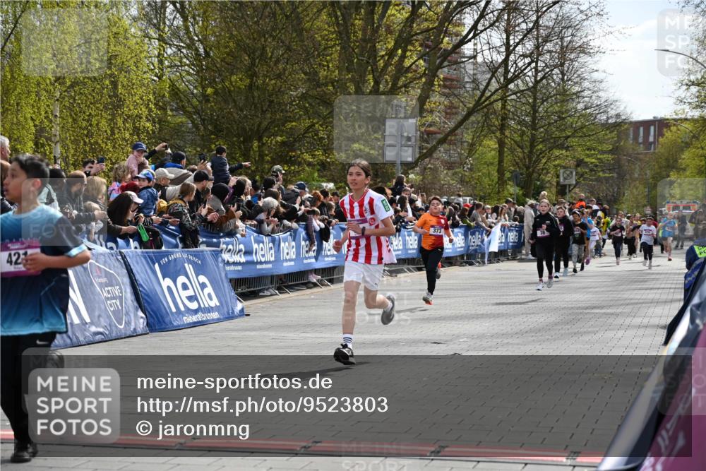 12.04.2026 - 45. Internationalen Wilhelmsburger Insellauf J. Mangold http://msf.ph/oto/9523803 12.04.2026 14:49:06 Ziel 1807, 386, 421, 903, 31, 373, 38 meine-sportfotos.de