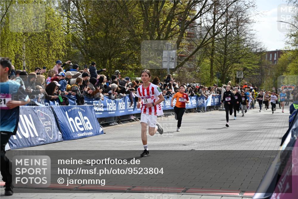 12.04.2026 - 45. Internationalen Wilhelmsburger Insellauf J. Mangold http://msf.ph/oto/9523804 12.04.2026 14:49:06 Ziel 1807, 386, 421, 903, 31, 373, 38 meine-sportfotos.de