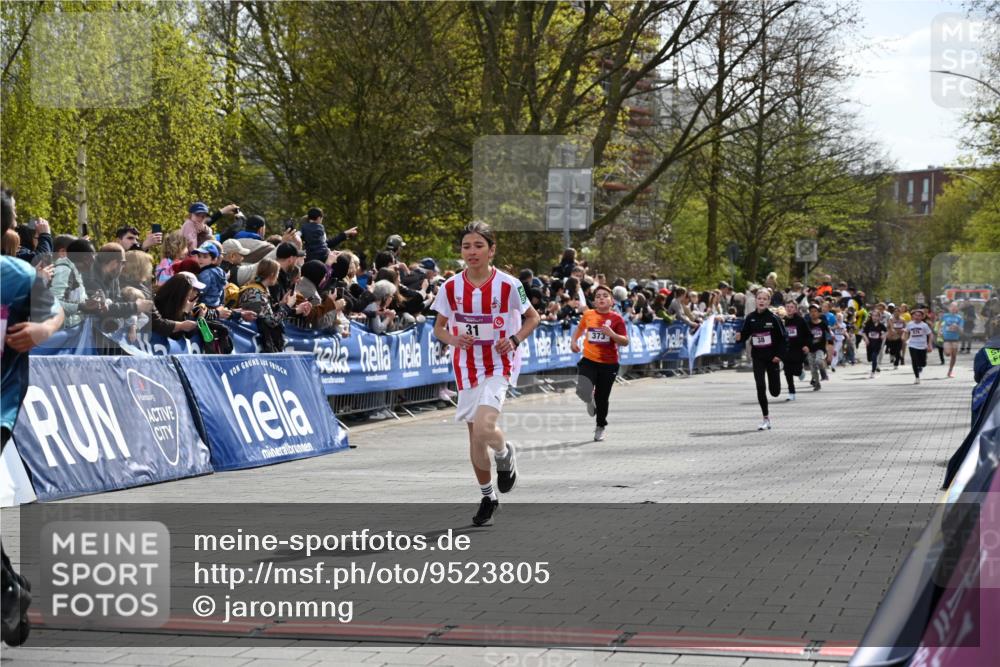 12.04.2026 - 45. Internationalen Wilhelmsburger Insellauf J. Mangold http://msf.ph/oto/9523805 12.04.2026 14:49:06 Ziel 1807, 386, 421, 903, 31, 373, 38 meine-sportfotos.de