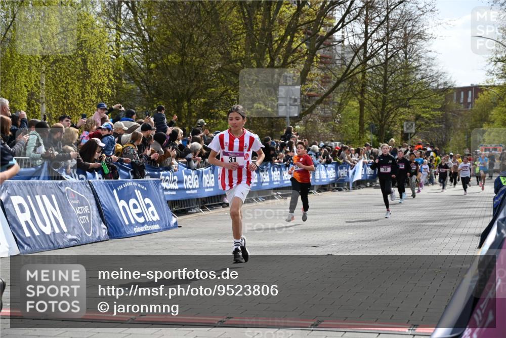 12.04.2026 - 45. Internationalen Wilhelmsburger Insellauf J. Mangold http://msf.ph/oto/9523806 12.04.2026 14:49:06 Ziel 1807, 386, 421, 903, 31, 373, 38 meine-sportfotos.de