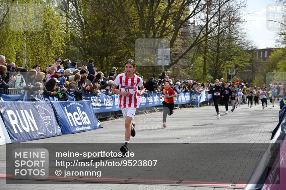 12.04.2026 - 45. Internationalen Wilhelmsburger Insellauf J. Mangold http://msf.ph/oto/9523807 12.04.2026 14:49:06 Ziel 1807, 386, 421, 903, 31, 373, 38 meine-sportfotos.de