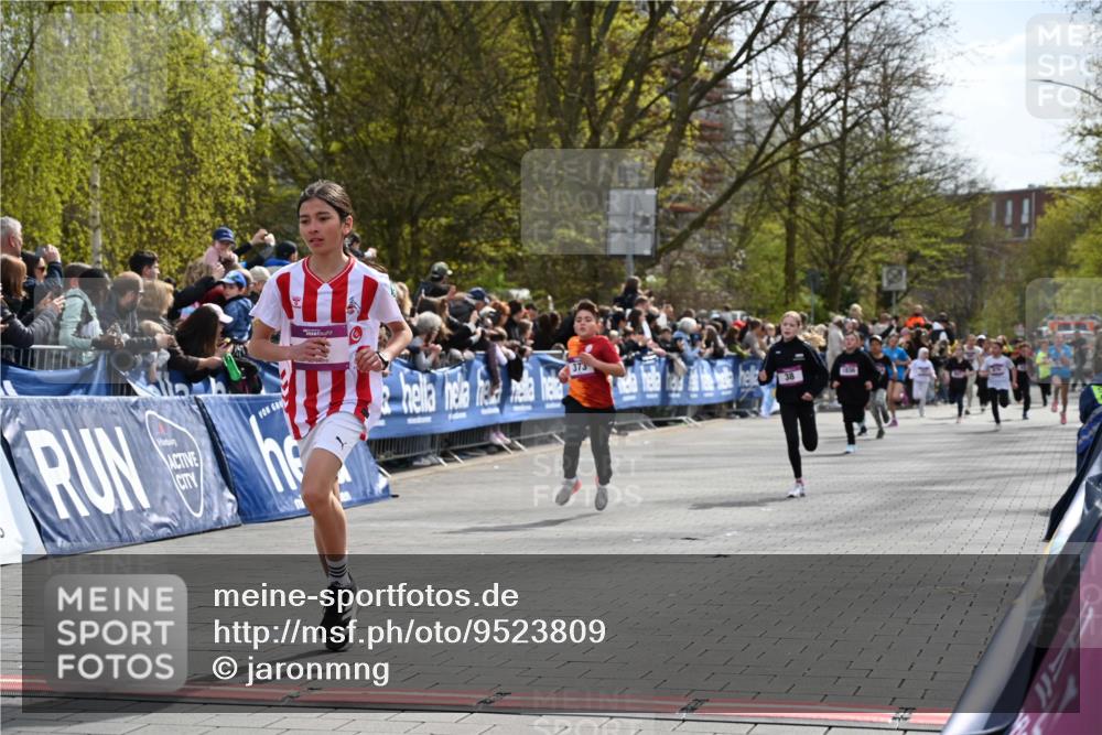 12.04.2026 - 45. Internationalen Wilhelmsburger Insellauf J. Mangold http://msf.ph/oto/9523809 12.04.2026 14:49:07 Ziel 386, 421, 903, 31, 373, 38, 1804, 1836, 5015 meine-sportfotos.de