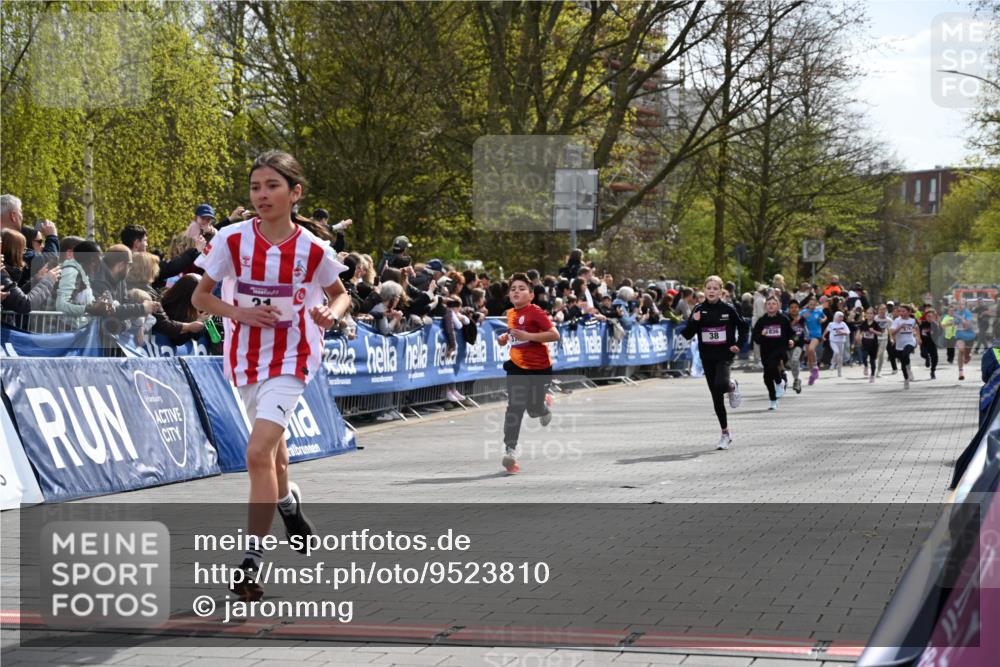 12.04.2026 - 45. Internationalen Wilhelmsburger Insellauf J. Mangold http://msf.ph/oto/9523810 12.04.2026 14:49:07 Ziel 386, 421, 903, 31, 373, 38, 1804, 1836, 5015 meine-sportfotos.de