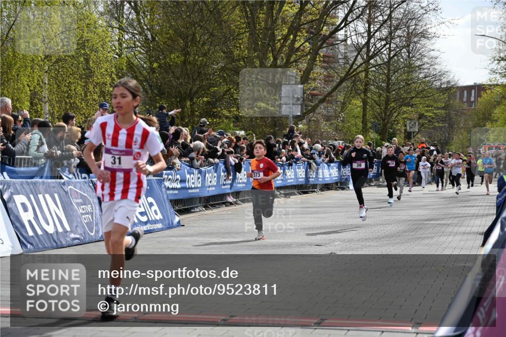 12.04.2026 - 45. Internationalen Wilhelmsburger Insellauf J. Mangold http://msf.ph/oto/9523811 12.04.2026 14:49:07 Ziel 386, 421, 903, 31, 373, 38, 1804, 1836, 5015 meine-sportfotos.de