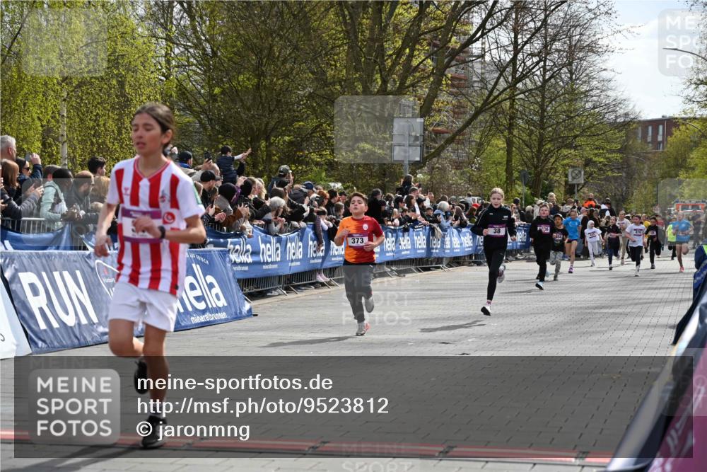 12.04.2026 - 45. Internationalen Wilhelmsburger Insellauf J. Mangold http://msf.ph/oto/9523812 12.04.2026 14:49:07 Ziel 386, 421, 903, 31, 373, 38, 1804, 1836, 5015 meine-sportfotos.de
