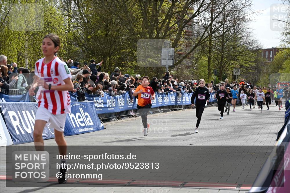 12.04.2026 - 45. Internationalen Wilhelmsburger Insellauf J. Mangold http://msf.ph/oto/9523813 12.04.2026 14:49:07 Ziel 386, 421, 903, 31, 373, 38, 1804, 1836, 5015 meine-sportfotos.de