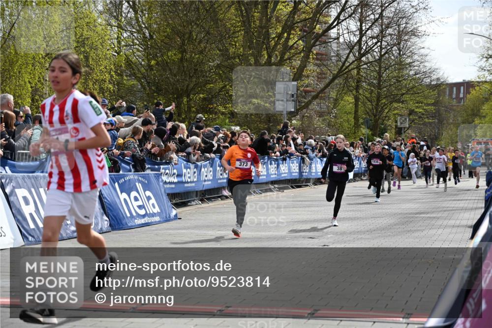 12.04.2026 - 45. Internationalen Wilhelmsburger Insellauf J. Mangold http://msf.ph/oto/9523814 12.04.2026 14:49:07 Ziel 386, 421, 903, 31, 373, 38, 1804, 1836, 5015 meine-sportfotos.de